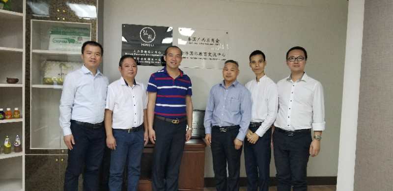 國際部合伙人黃文超（左一），林健偉（左二）國際部總監吳琪（右一）執行董事粟宥朝（左三），泰國廣西總商會(huì )副主席劉漢政（右二），泰國華人青年商會(huì )會(huì )長(cháng)助理黃志乾(右三)