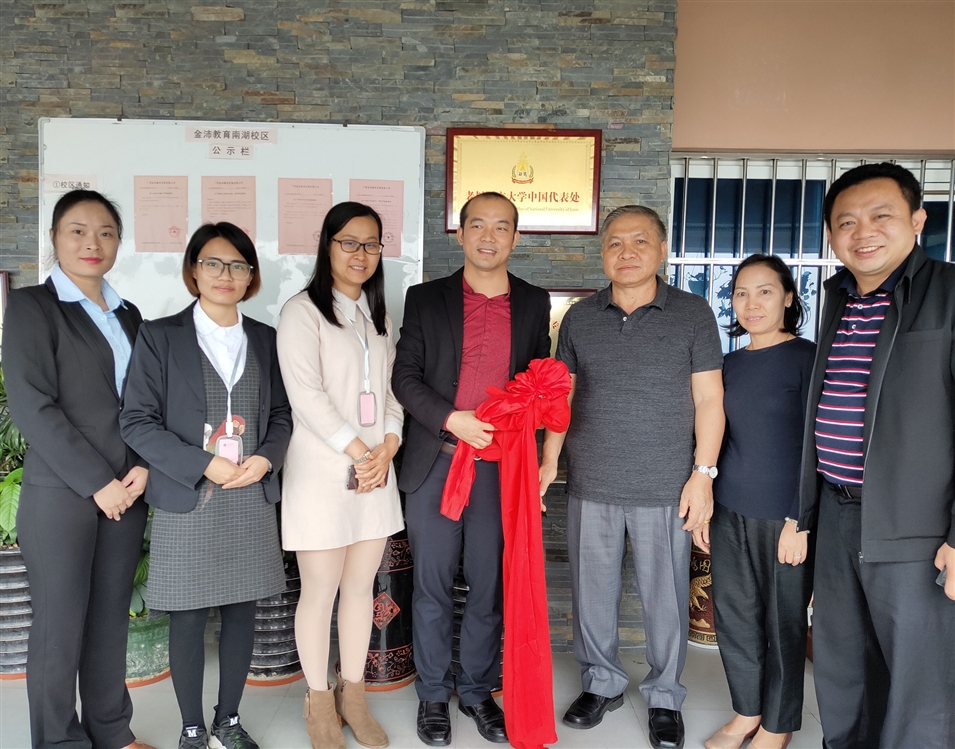 老撾國立大學(xué)校長(cháng)宋西·諾潘賽（右三）、孔子學(xué)院老方院長(cháng)陽(yáng)梅蘭（右二）、老方副院長(cháng)李建民（右一）與老撾國立大學(xué)中國代表處代表合影