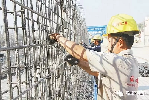 在中老鐵路萬(wàn)象制梁場(chǎng)，中老兩國技術(shù)人員正在進(jìn)行橋梁預制。本報記者 孫廣勇攝