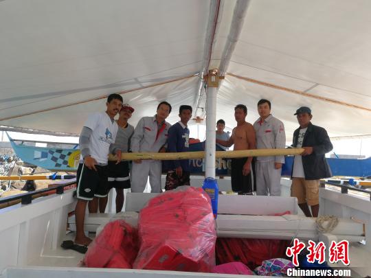 中國援助菲律賓PGN大橋工程可行性研究項目”（ThePanay-Guimaras-NegrosBridgeProject）海洋水深測量勘測人員，3月1日在吉馬拉斯海峽作業(yè)時(shí)，成功營(yíng)救兩名菲律賓落水漁民。圖為兩位漁民及家屬對進(jìn)行營(yíng)救的中國勘測人員合影表達感謝。 中交公路規劃設計院有限公司 攝