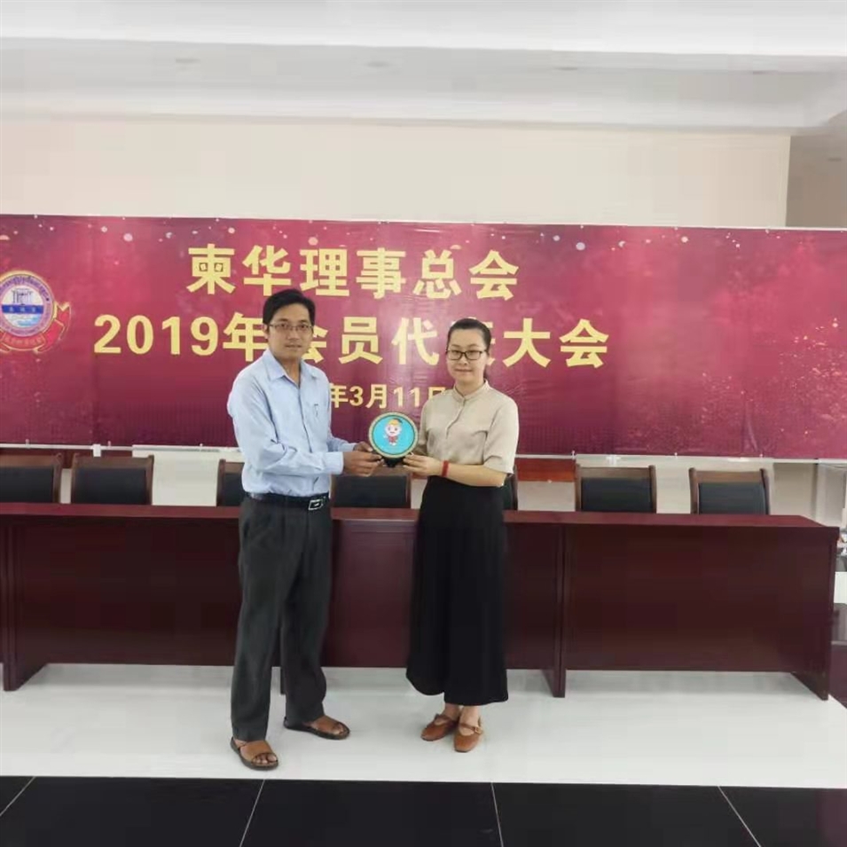 與柬華理事總會(huì )鐘耀輝秘書(shū)長(cháng)合影，并交換了紀念品